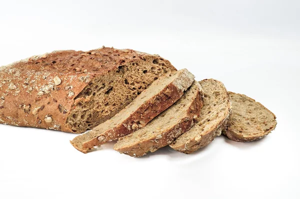 Fatias de pão de centeio isolado no fundo branco — Fotografia de Stock