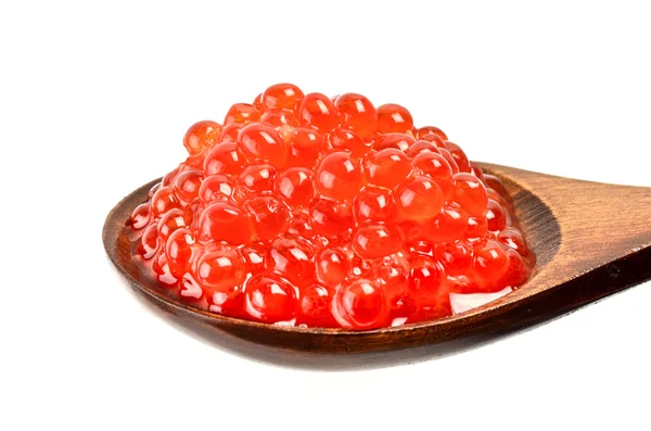 Caviar rojo en una cuchara de madera cerca sobre fondo blanco —  Fotos de Stock