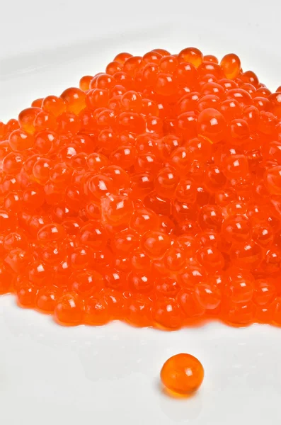 Montón de caviar de salmón rojo aislado en blanco —  Fotos de Stock