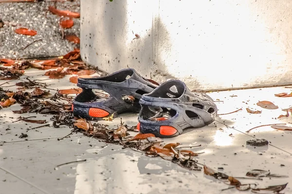 Sandalias de goma en el suelo — Foto de Stock