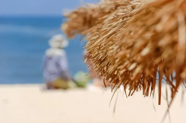 Persone sulla spiaggia tropicale — Foto Stock