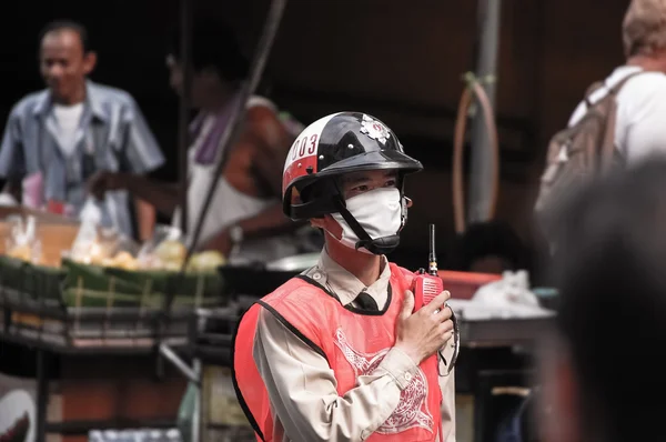 Asiatischer Polizist bei der Arbeit — Stockfoto