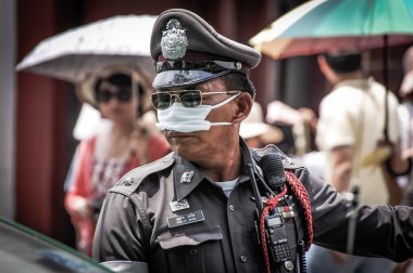 İş yerinde Tay polis
