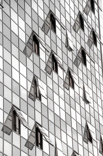 Arranha-céu com janelas abertas — Fotografia de Stock