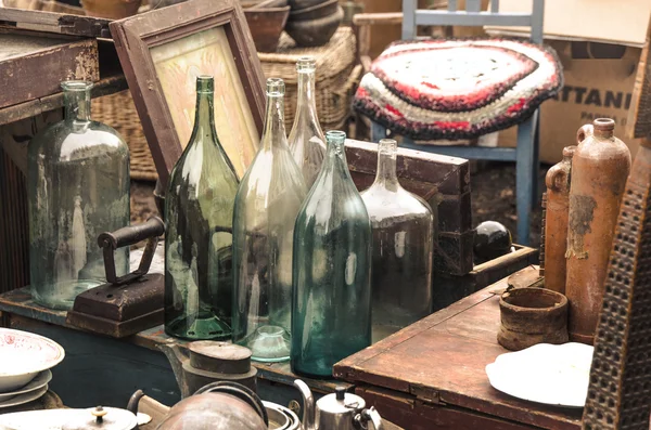 Old objects at a flea market — Stock Photo, Image