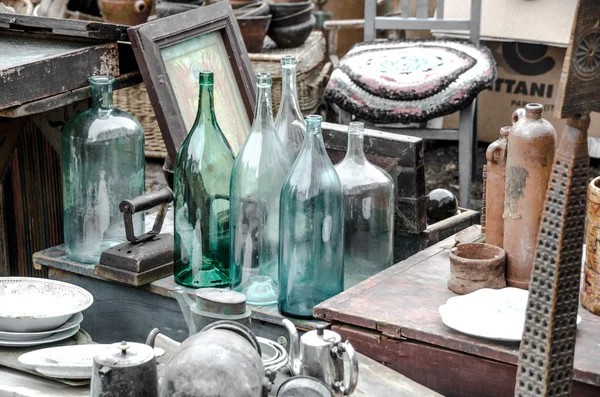 Objecten op een rommelmarkt — Stockfoto