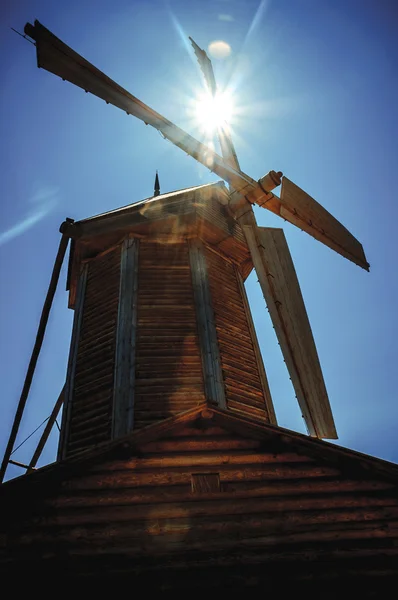 Molino de viento sobre cielo azul — Foto de Stock