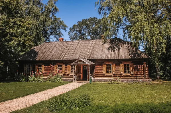 Блокгауз среди деревьев — стоковое фото