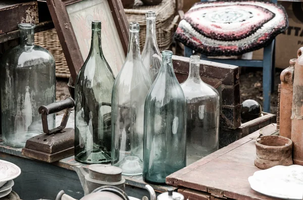 Komposition mit alten Flaschen und anderen alten Dingen — Stockfoto
