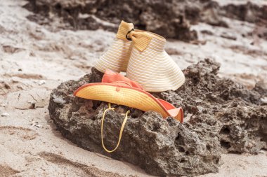 Plaj ve şapkasını taşlar