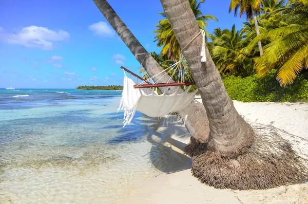 Empty hammock in the tropical beach — Stock Photo, Image