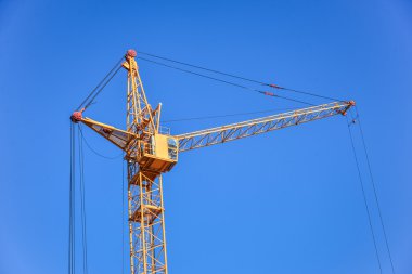 Mavi gökyüzü karşı Vinçler ile site