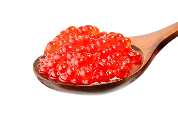 Caviar rojo salado con cuchara de madera sobre fondo blanco —  Fotos de Stock