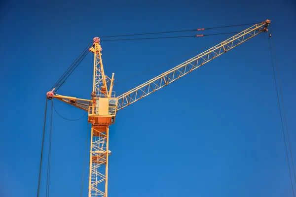 Tower crane with blue sky — Stock Photo, Image