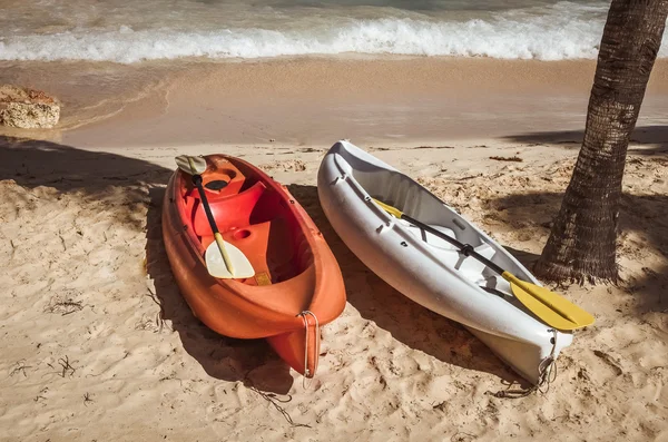 Due kayak colorati sulla spiaggia di sabbia — Foto Stock