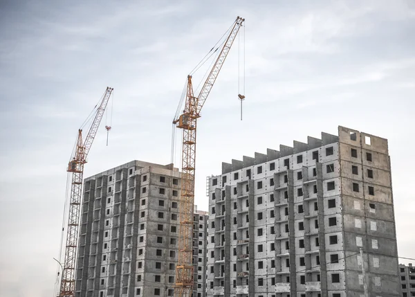 Two tall buildings under construction with cranes — Stock Photo, Image