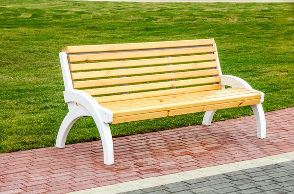 Wooden bench in the park — Stock Photo, Image