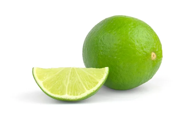 Limes met plakjes geïsoleerd op witte achtergrond — Stockfoto