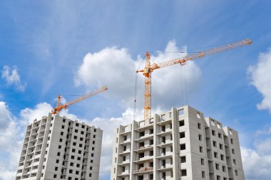 Büyük bir vinç ve inşaat sitesi
