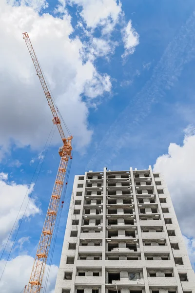 Baustelle mit Kränen am Himmel — Stockfoto