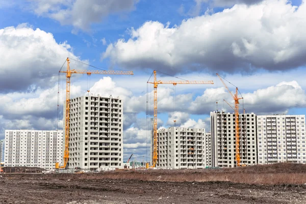 Guindaste de elevação em um local de construção — Fotografia de Stock