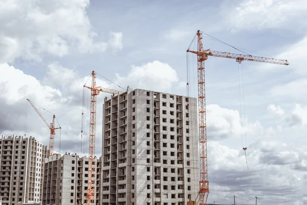 Enorme kranen werken op bouwterrein — Stockfoto