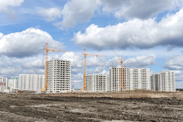 Staveniště s jeřábem a stavbou — Stock fotografie