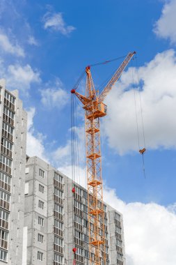 İnşaat vinçleri ve çok katlı evler