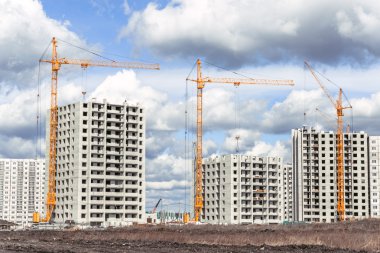 İnşaat vinçleri ve yeni multistorey bina