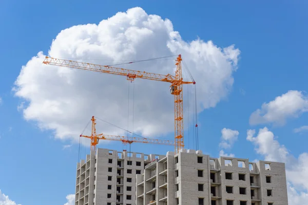 Multi-storey housing under construction and powerful crane — Stock Photo, Image