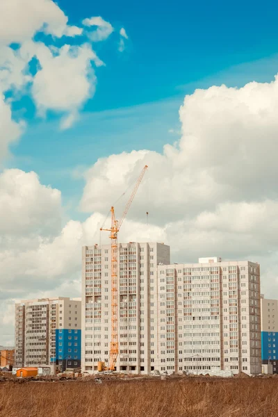 Kran und Bau neuer Wohnungen — Stockfoto