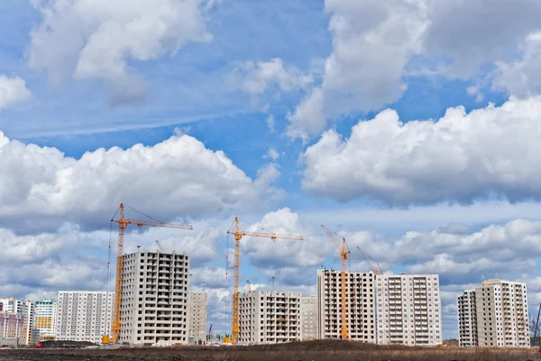 Plac budowy z dźwigami na tle nieba — Zdjęcie stockowe