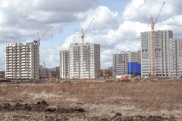 Novo desenvolvimento residencial e guindaste alto — Fotografia de Stock