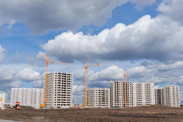 Hoog kranen en Bouwoppervlakte — Stockfoto