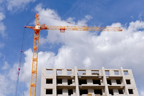 Hoisting crane and construction of new apartments — Stock Photo, Image