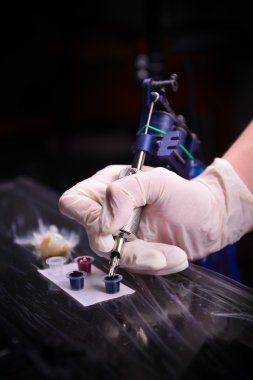 iş yerinde dövme sanatçısı.