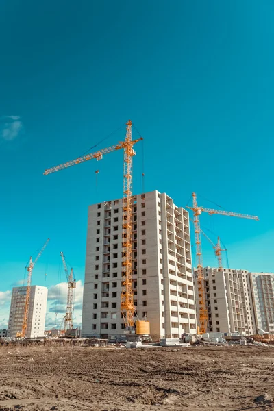 Tall cranes dan bangunan modern sedang dibangun — Stok Foto