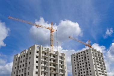 Çok katlı evler inşaat ve yüksek katlı vinç altında