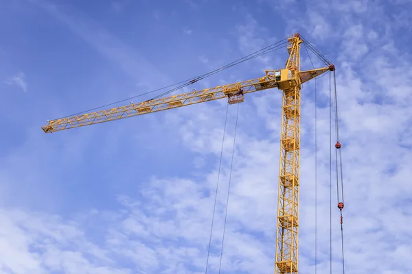 Building of new apartments and tall cranes — Stock Photo, Image