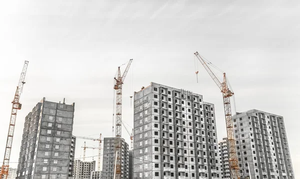 Gebouw en de opheffing van de kraan — Stockfoto