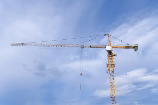 Budování highrise a obrovský jeřáb — Stock fotografie