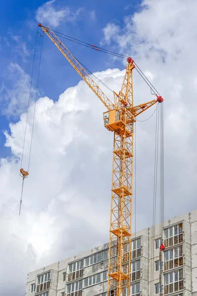 Gebouw meerdere verdiepingen huizen en bouwwerkzaamheden — Stockfoto