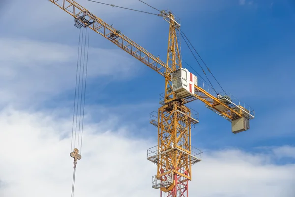 Multistorey housing under construction and construction cranes — Stock Photo, Image