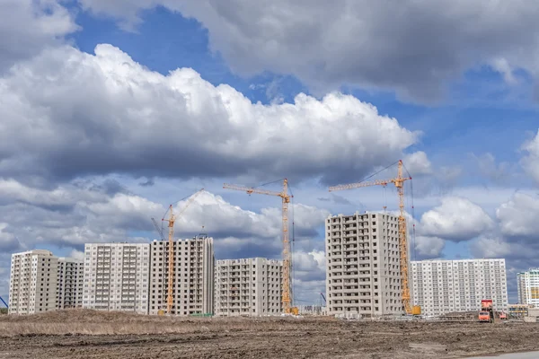 Nové budování highrise a vysoký jeřáb — Stock fotografie