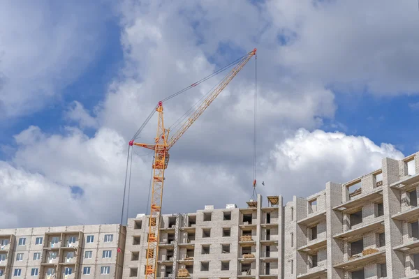 Parkhausneubau und Hubkran — Stockfoto