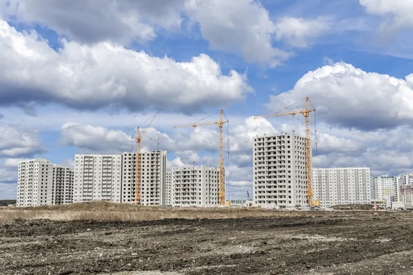 Novo edifício de vários andares e guindaste de arranha-céus — Fotografia de Stock