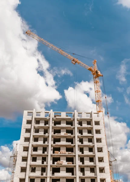 Construction of multistorey building and hoisting tower cranes — Stock Photo, Image