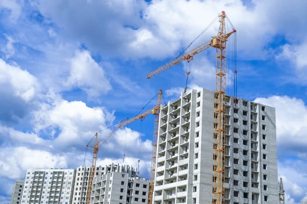 Construção de edifício de vários andares e enorme guindaste — Fotografia de Stock