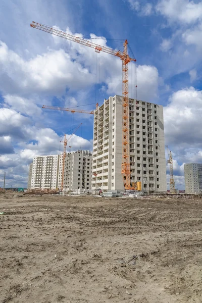 Skyscrapers construction and hoisting cranes — Stock Photo, Image