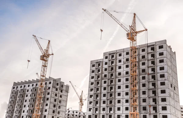 Nieuwe highrise huizen en bouwwerkzaamheden — Stockfoto